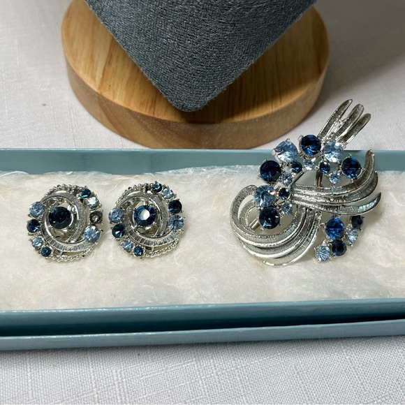 Coro Silver and Blue Necklace Brooch & Clip-on Earrings BLUE SILVER - Picture 3 of 15